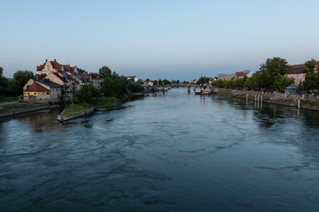 Fototapeta na wymiar Blick von der steinerne Brücke und Spiegelungen in der Donau am Abend