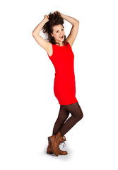 Fototapeta premium Freudige Frau im roten Kleid greift sich in Haare