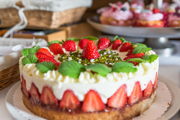 Nahaufnahme einer Erdbeersahnetorte garniert mit frischen Erdbeeren, Deutschland
