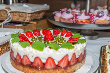 Nahaufnahme einer Erdbeersahnetorte garniert mit frischen Erdbeeren, Deutschland