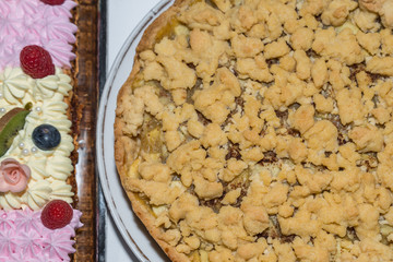 Nachtischbuffet mit verschiedene Muffins und Torten und Kuchen