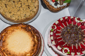 Nachtischbuffet mit verschiedene Muffins und Torten und Kuchen