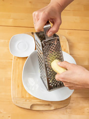 Ayurveda - Dal kochen - Ingwer reiben