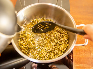 Ayurveda - Dal kochen - Topf mit Wasser auffüllen