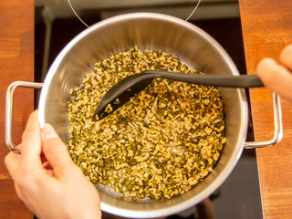 Ayurveda - Eintopf, Dal kochen - Mungobohnen anrösten