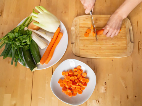 Ayurveda - Eintopf, Dal, Bowl kochen bzw. zubereiten - frisches Gem&uuml;se: Mohrr&uuml;be, Karotte, Fenchel, Zucchini, Rettich, Petersilie, Koriander schneiden