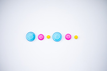 Aimants sur fond blanc