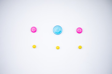 Aimants sur fond blanc