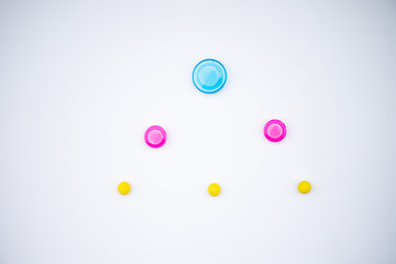 Aimants sur fond blanc