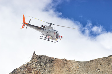 Fototapeta na wymiar Volunteer Mountain Rescue Service in action