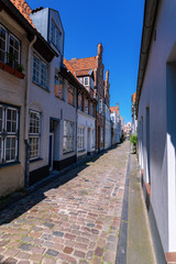 Fototapeta na wymiar Alte Strasse und Häuser in Lübeck