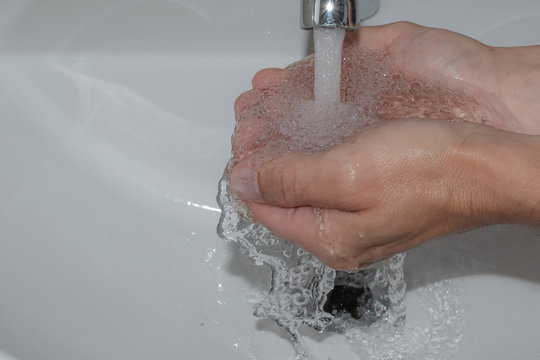 Hände Waschen mit Wasser - Hygiene