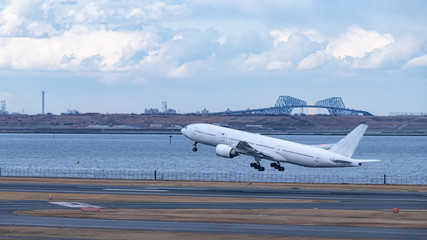 羽田空港　ベイブリッジをバックに離陸する飛行機