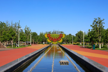 Green plant sculpture and fountain