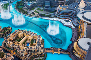 Fontein van winkelcentrum Dubai en moderne gebouwen in het centrum