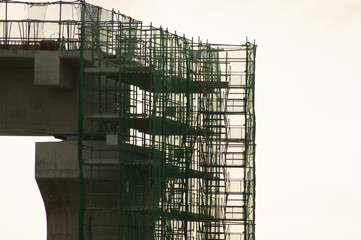 Obraz premium 新幹線の建設現場と巨大な仮組の足場