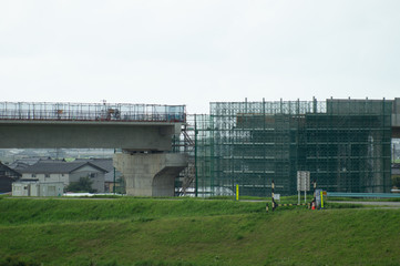 新幹線の建設現場と巨大な仮組の足場