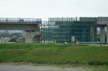 新幹線の建設現場と巨大な仮組の足場