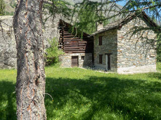Fototapeta na wymiar una tipica casa alpina della valle di Cogne, Valle D'Aosta , Italia