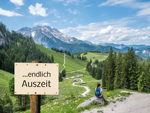 endlich Auszeit in den Bergen Schild