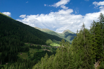 Fototapeta na wymiar panorama di montagna vallata
