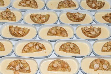 Nachtischbuffet mit warmen Apfelkuchen und Vanillesauce, Deutschland