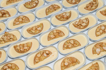 Nachtischbuffet mit warmen Apfelkuchen und Vanillesauce, Deutschland