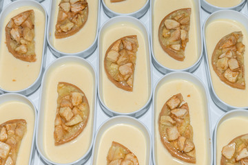 Nachtischbuffet mit warmen Apfelkuchen und Vanillesauce, Deutschland