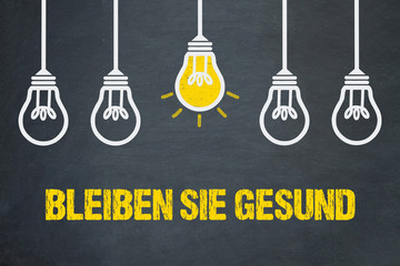 Bleiben Sie gesund / Tafel mit Glühbirnen