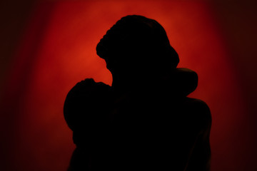 Le baiser de rodin silhouette noir sur rouge lampe - obrazy, fototapety, plakaty