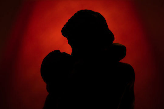 Le baiser de rodin silhouette noir sur rouge lampe
