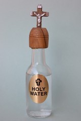 Holy water. Botella de agua bendita. 