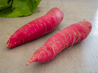 Roter Rettich auf Holzuntergrund