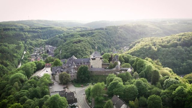 Luftaufnahme von Schloss Burg in Solingen, Deutschland