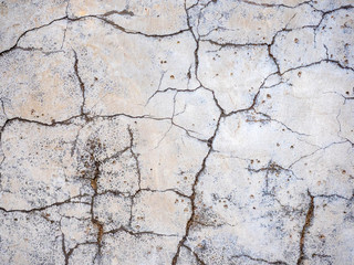 Verputzte Wand mit Rissen