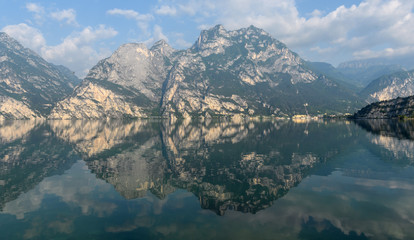 Berge gespiegelt im Gardasee