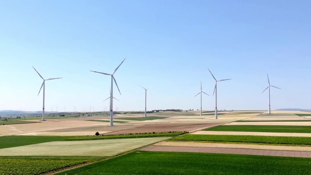 Windkraftanlagen aufgenommen mit einer Drohne