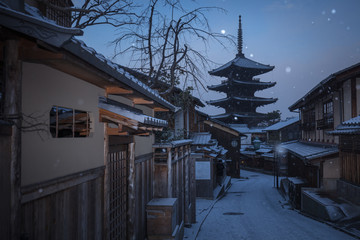 京都府 八坂の塔 雪景色