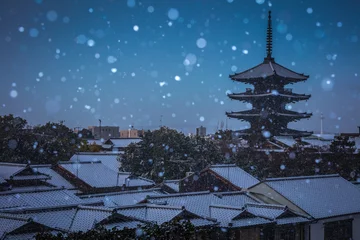 Fotobehang Yasaka-toren, sneeuwlandschap in de prefectuur Kyoto © TAKUYA ARAKI