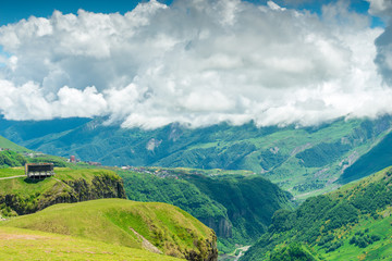 Obraz premium Landmark on the Georgian Military Road Arch of Friendship of Peoples, view of the gorge and mountains