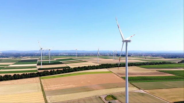 Windkraftanlagen aufgenommen mit einer Drohne