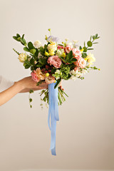 Fototapeta premium Kwiaciarnia ręka z pięknym bukietem kwiatów