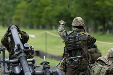Fototapeta premium 迫撃砲と自衛官