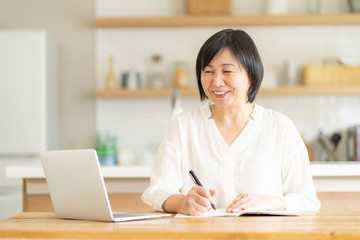 ミドル　女性　資格　勉強　家計簿