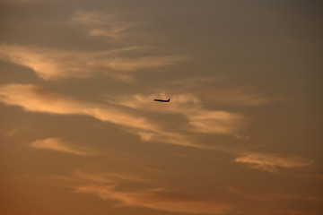 Ein Flugzeug am Abendhimmel