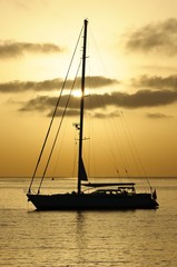 Velero al amanecer