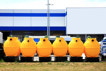 Żółte zbiorniki na ścieki w przedsiębiorstwie kanalizacyjny. - obrazy, fototapety, plakaty