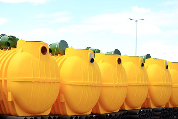 Żółte zbiorniki na ścieki w przedsiębiorstwie kanalizacyjny.  - obrazy, fototapety, plakaty