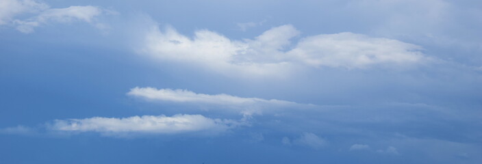 Naklejka na ściany i meble Wolkengebilde nach einem Sommergewitter - dunkle Wolken am Himmel