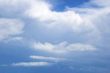 Fototapeta na wymiar Wolkengebilde nach einem Sommergewitter - dunkle Wolken am Himmel
